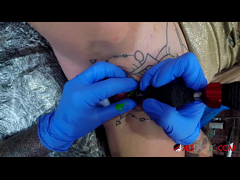 ❤️ Sully Savage, o bunăciune extrem de tatuată, și-a făcut un tatuaj pe clitorisul ei ❤❌  at ro.tubeporno.xyz ️❤